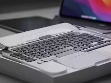 A sleek, white Apple Magic Keyboard for iPad Pro, partially unboxed, with an ultra-thin iPad Pro M4 in the blurred background. - Foto: über boerse-global.de