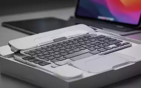 A sleek, white Apple Magic Keyboard for iPad Pro, partially unboxed, with an ultra-thin iPad Pro M4 in the blurred background. - Foto: über boerse-global.de