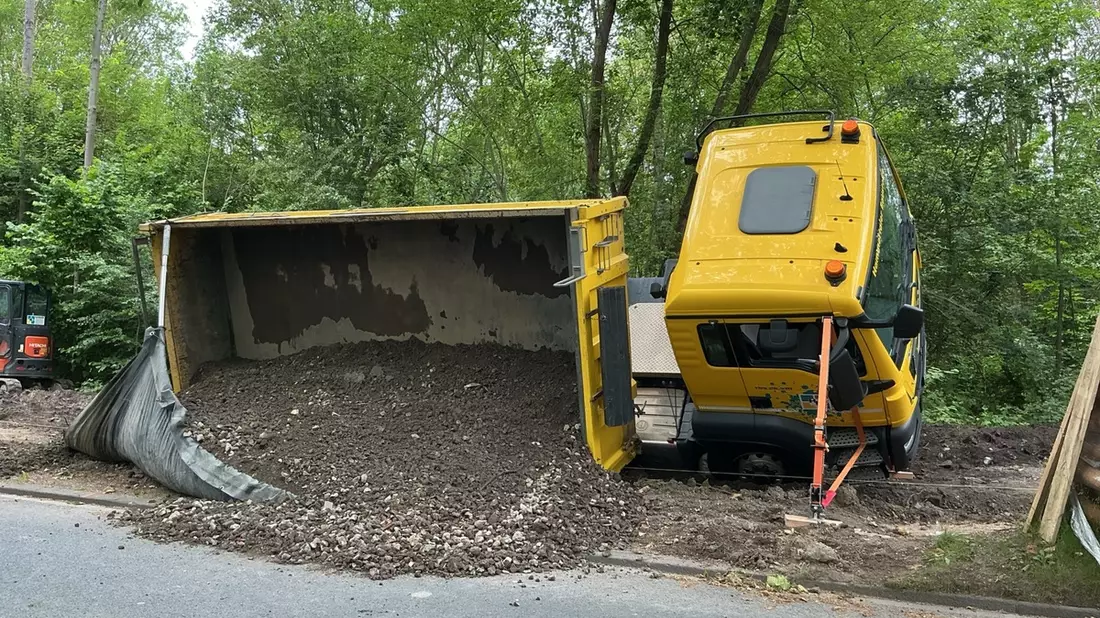 FW-BO: Kipplaster kippt bei Bauarbeiten - schnelle Rettung in Werne - Bild: presseportal.de
