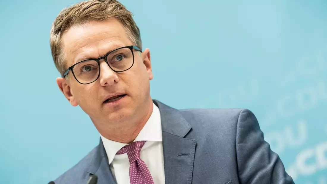 Der CDU-Generalsekretär äußert sich nach den Gremiensitzungen seiner Partei zur Rentenkommission. - Bild: Michael Kappeler/dpa