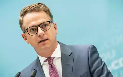 Der CDU-Generalsekretär äußert sich nach den Gremiensitzungen seiner Partei zur Rentenkommission. - Foto: Michael Kappeler/dpa