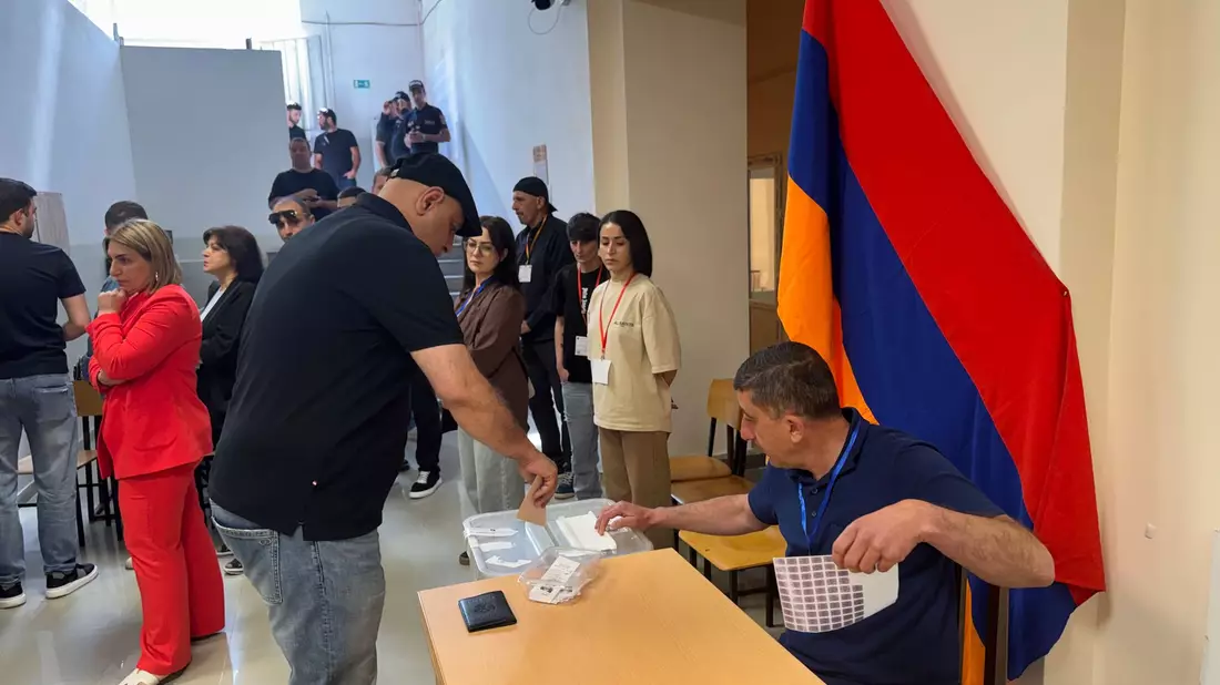 Bei der Parlamentswahl in Armenien geht es um den außenpolitischen Kurs des Landes, das zwischen Russland und dem Westen laviert. - Bild: Andre Ballin/dpa