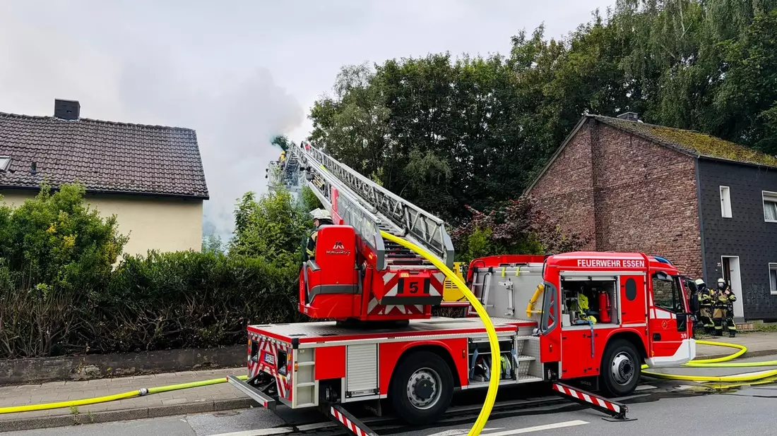 FW-E: Brand eines leerstehenden Gebäudes - Feuerwehr verhindert Brandausbreitung - Bild: presseportal.de