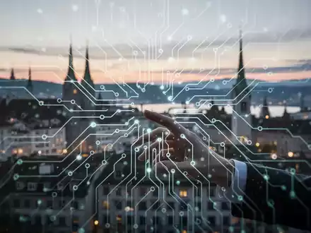 Eine stilisierte Darstellung eines neuronalen Netzwerks über der Skyline von Zürich bei Dämmerung, symbolisiert KI-Haftung. - Foto: über boerse-global.de