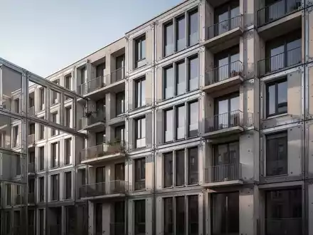 Moderne modulare Gebäudefassade in Berlin, aus Stahlbeton-Modulen, mit Fensterreihen und Balkonen. - Foto: über boerse-global.de