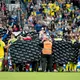 Die Spieler aus Dänemark und der Ukraine schirmen Christian Eriksen nach seinem Zusammenbruch ab.  - Bild: Bo Amstrup/Ritzau Scanpix Foto/AP/dpa