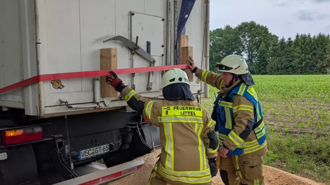 FW-OLL: LKW beschädigt Auflieger - Feuerwehr Littel sichert Ladung auf der Huntloser Straße - Bild: presseportal.de