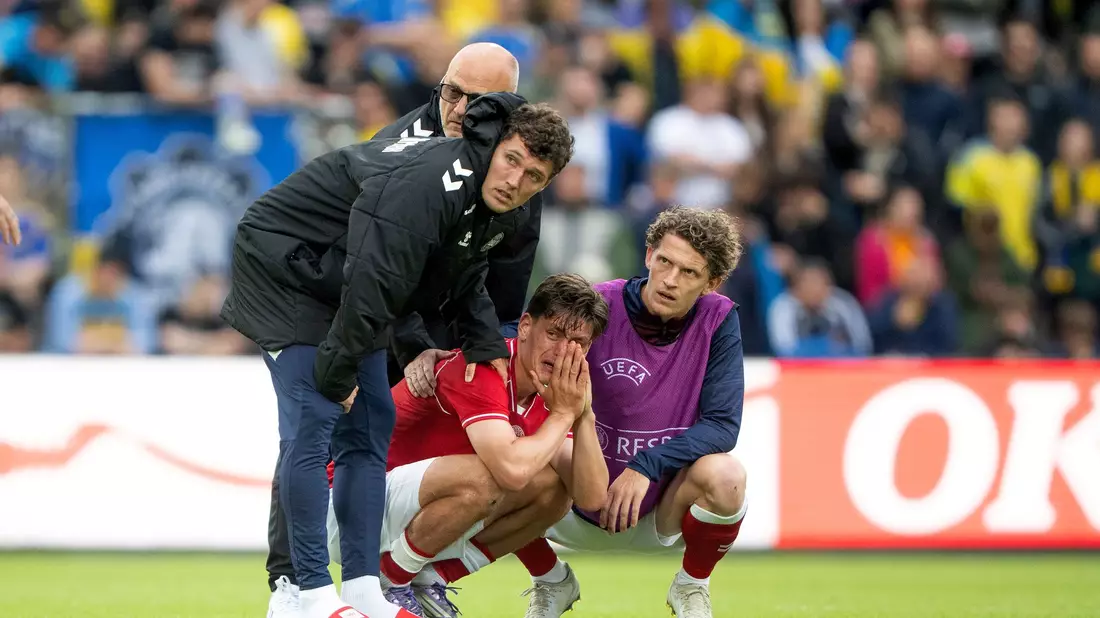 Dänische Spieler unter Schock: Joakim Maehle, Andreas Christensen und Jens Stage (von links) nach dem erneuten Zusammenbruch von Christian Eriksen. - Bild: Bo Amstrup/Ritzau Scanpix Foto/AP/dpa
