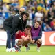 Dänische Spieler unter Schock: Joakim Maehle, Andreas Christensen und Jens Stage (von links) nach dem erneuten Zusammenbruch von Christian Eriksen. - Bild: Bo Amstrup/Ritzau Scanpix Foto/AP/dpa