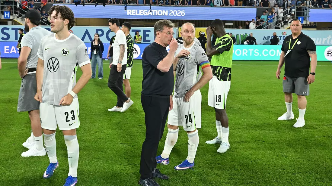 Dieter Hecking und Christian Eriksen nach dem Bundesliga-Abstieg des VfL Wolfsburg. (Archivbild) - Bild: Swen Pförtner/dpa