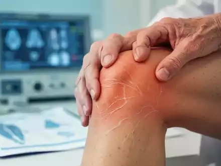 Eine Nahaufnahme einer Hand, die ein Knie berührt, symbolisiert Gelenkgesundheit und Hautalterung. Im Hintergrund verschwommene Forschungsdaten. - Foto: über boerse-global.de