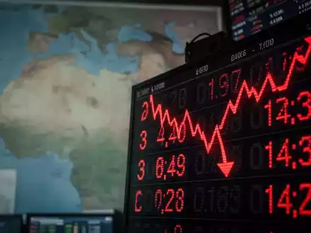 Ein Börsenticker zeigt rote, fallende Zahlen vor einer angedeuteten Karte des Nahen Ostens, was auf eine Marktstimmung hinweist. - Foto: über boerse-global.de