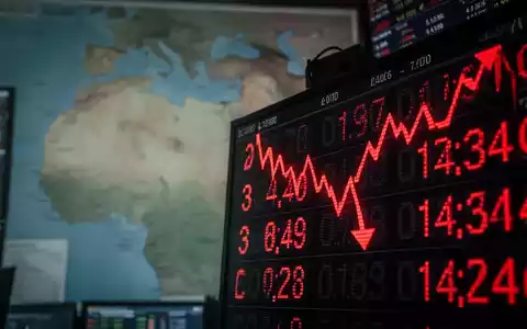 Ein Börsenticker zeigt rote, fallende Zahlen vor einer angedeuteten Karte des Nahen Ostens, was auf eine Marktstimmung hinweist. - Foto: über boerse-global.de
