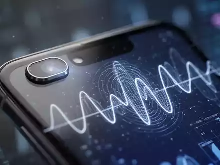 A close-up of a smartphone camera lens with a subtle biometric waveform on the screen, symbolizing health tracking. - Foto: über boerse-global.de