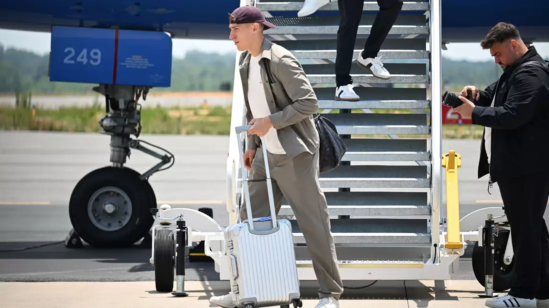 Nico Schlotterbeck steigt aus dem DFB-Flieger.  - Bild: Federico Gambarini/dpa