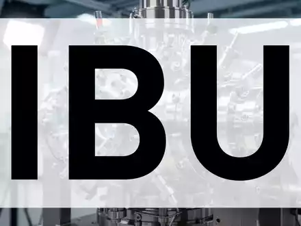 Nahaufnahme eines präzisen Industriemaschinenteils, möglicherweise ein Reaktor, in einer modernen Fabrikumgebung. - Foto: über boerse-global.de