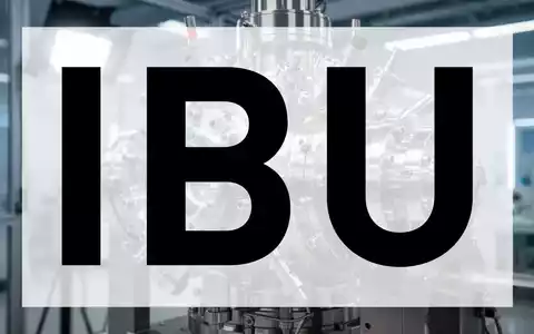Nahaufnahme eines präzisen Industriemaschinenteils, möglicherweise ein Reaktor, in einer modernen Fabrikumgebung. - Foto: über boerse-global.de