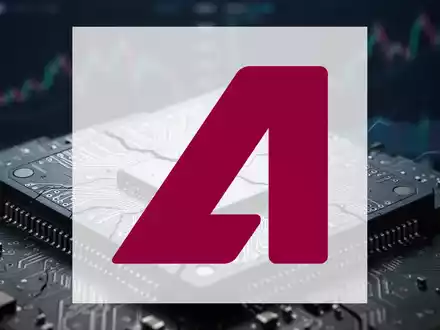 Nahaufnahme eines beschädigten Mikrochips mit unscharfen Börsencharts im Hintergrund, der einen Marktschock symbolisiert. - Foto: über boerse-global.de