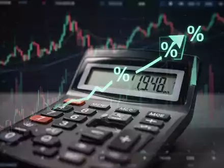 Ein Taschenrechner zeigt einen positiven Prozentsatz, im Hintergrund verschwommen Börsencharts. - Foto: über boerse-global.de