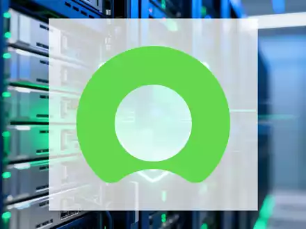 Ein stilisiertes, leuchtendes digitales Schild-Symbol über einem unscharfen modernen Server-Rack, das Cybersicherheit und Risikomanagement darstellt. - Foto: über boerse-global.de