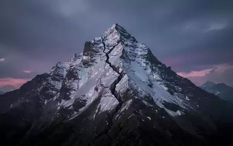Ein silberner Berggipfel in der Dämmerung mit einem Riss, der einen Rückgang symbolisiert. - Foto: über boerse-global.de