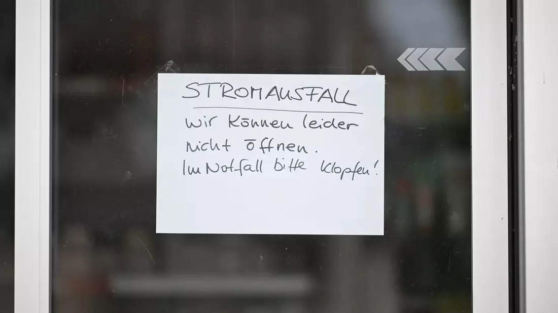 Der Brand hatte weitreichende Folgen auf die Stromversorgung in Reutlingen.  - Bild: Marijan Murat/dpa