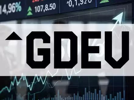 Eine digitale Anzeigetafel, die einen deutlichen prozentualen Anstieg anzeigt, mit verschwommenen Händlern im Hintergrund. - Foto: über boerse-global.de