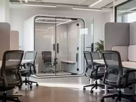 Ein modernes Büro mit ergonomischen Stühlen, schallabsorbierenden Paneelen und einem Office Pod, der eine ruhige Arbeitsumgebung schafft. - Foto: über boerse-global.de