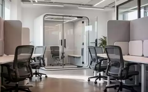 Ein modernes Büro mit ergonomischen Stühlen, schallabsorbierenden Paneelen und einem Office Pod, der eine ruhige Arbeitsumgebung schafft. - Foto: über boerse-global.de