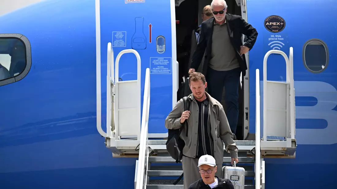 Julian Nagelsmann und Rudi Völler verlassen das Flugzeug in Winston-Salem. - Bild: Federico Gambarini/dpa