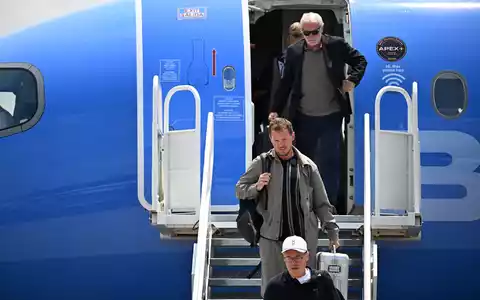 Julian Nagelsmann und Rudi Völler verlassen das Flugzeug in Winston-Salem. - Foto: Federico Gambarini/dpa