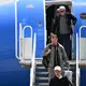 Julian Nagelsmann und Rudi Völler verlassen das Flugzeug in Winston-Salem. - Bild: Federico Gambarini/dpa