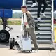 Nico Schlotterbeck steigt aus dem DFB-Flieger.  - Bild: Federico Gambarini/dpa