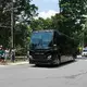 Der Bus mit der Nationalmannschaft fährt zum WM-Quartier.  - Bild: Jan Woitas/dpa