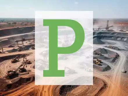 Luftaufnahme einer großen Mine in Longonjo, Angola, mit schweren Maschinen und offener Baugrube, die den Baufortschritt zeigt. - Foto: über boerse-global.de