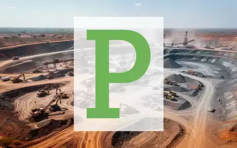 Luftaufnahme einer großen Mine in Longonjo, Angola, mit schweren Maschinen und offener Baugrube, die den Baufortschritt zeigt. - Foto: über boerse-global.de