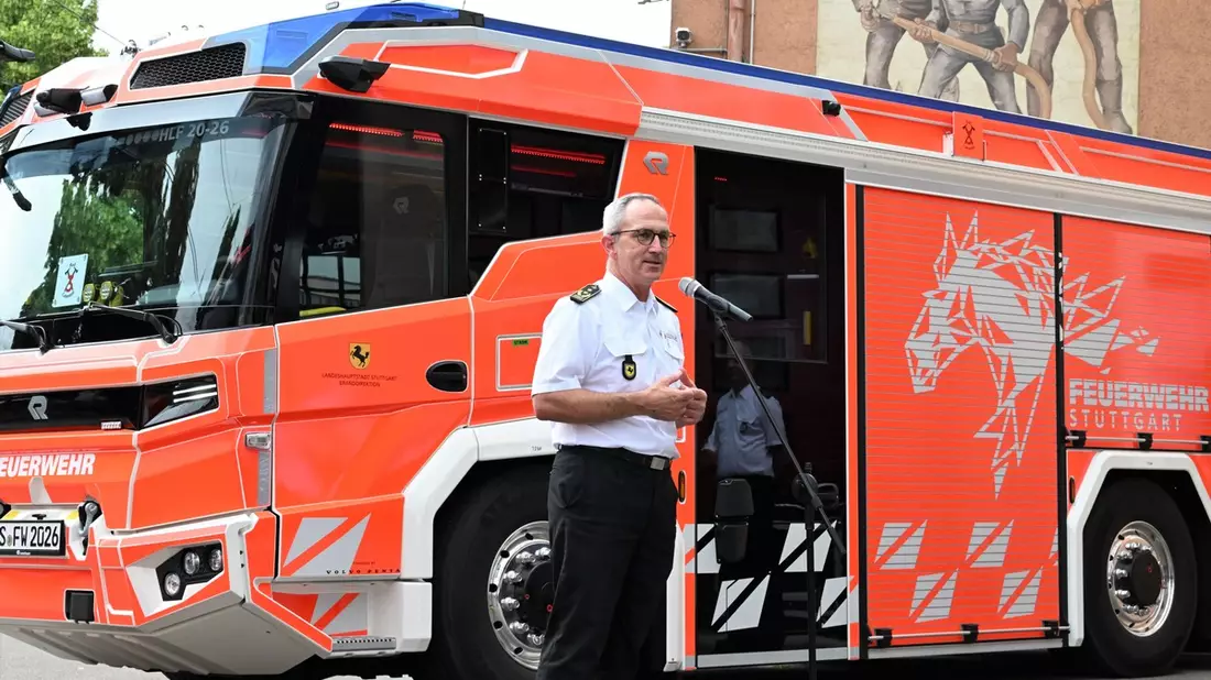 FW Stuttgart: Übergabe zweier Hybrid-Hilfeleistungslöschfahrzeuge an die Feuerwehr Stuttgart - Bild: presseportal.de