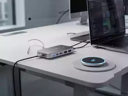 Ein moderner, aufgeräumter Büroschreibtisch mit Stehpult, Laptop und einer fortschrittlichen Docking-Station. - Foto: über boerse-global.de