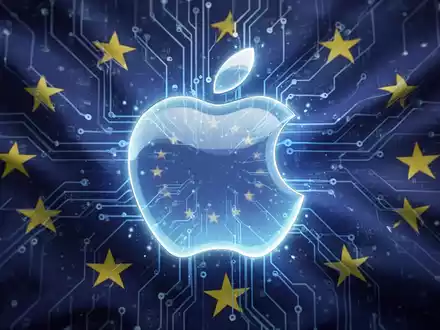 Ein stilisiertes, blau leuchtendes Apple-Logo, teilweise verdeckt von digitaler Schaltung und EU-Flaggen-Elementen. - Foto: über boerse-global.de