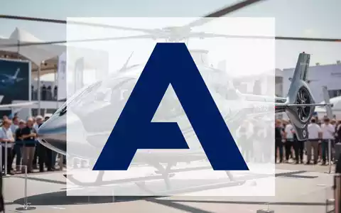 Ein moderner Airbus U145 Hubschrauber auf einer Luftfahrtmesse, mit verschwommenen Menschen und Ausstellungsgebäuden im Hintergrund. - Foto: über boerse-global.de