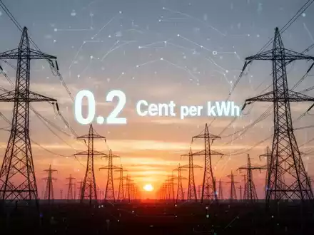 Eine Nahaufnahme einer modernen Stromleitungsinfrastruktur bei Sonnenuntergang, die Energie und Kosten symbolisiert. - Foto: über boerse-global.de