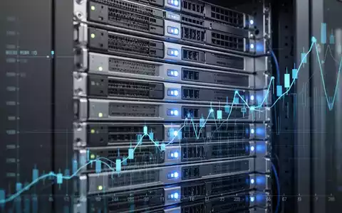 Ein stilisiertes Rechenzentrum mit leuchtenden Servern und einem subtilen, aufwärts gerichteten Börsenkursdiagramm. - Foto: über boerse-global.de