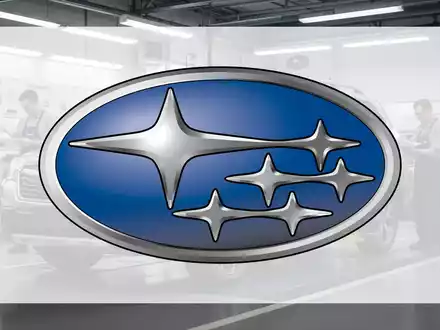 Ein Subaru Forester SUV in einer Werkstatt, im Hintergrund ein Mechaniker. Das Bild betont Präzision und Fahrzeugpflege. - Foto: über boerse-global.de