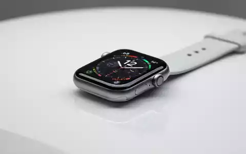 Close-up of an Apple Watch Series 11 on a white surface, displaying a digital watch face. - Foto: über boerse-global.de