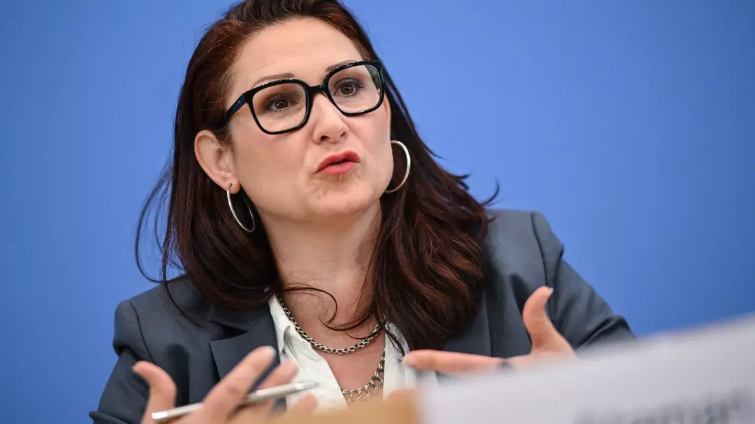 Die Bundesbeauftragte für Antidiskriminierung, Ferda Ataman, hält die geplante Reform des Allgemeinen Gleichbahandlungsgesetzes (AGG) für nicht ausreichend. (Archivfoto) - Bild: Britta Pedersen/dpa