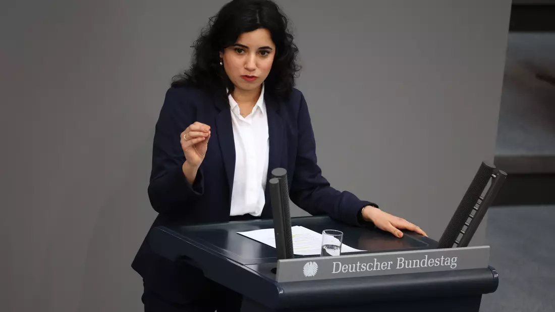 Grünen-Fraktionsvize Misbah Khan wirft Forschungsministerin Dorothee Bär eine Absage der geplanten Bafög-Erhöhungen vor. (Archivbild) - Bild: Jörg Carstensen/dpa