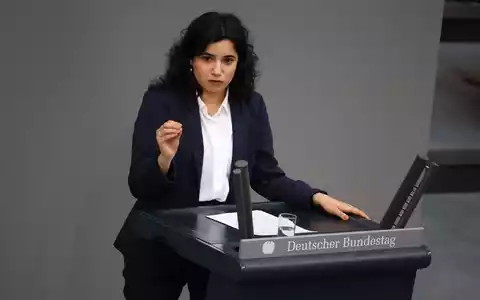 Grünen-Fraktionsvize Misbah Khan wirft Forschungsministerin Dorothee Bär eine Absage der geplanten Bafög-Erhöhungen vor. (Archivbild) - Foto: Jörg Carstensen/dpa