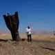 Menschen neben dem Wrack einer iranischen Rakete, die im Westjordanland eingeschlagen ist.  - Bild: Mahmoud Illean/AP/dpa