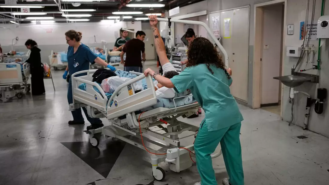 Patienten in Israel werden nach einem iranischen Raketenangriff in eine geschützte unterirdische Einrichtung gebracht.  - Bild: Ohad Zwigenberg/AP/dpa
