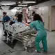 Patienten in Israel werden nach einem iranischen Raketenangriff in eine geschützte unterirdische Einrichtung gebracht.  - Bild: Ohad Zwigenberg/AP/dpa